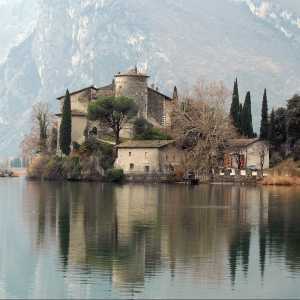 CASTLE IN LAKE'S VALLEY